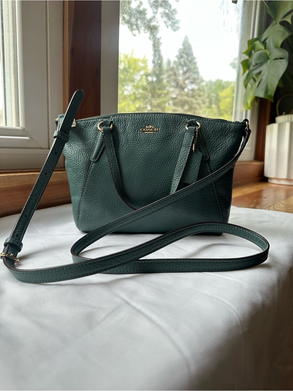 Small Coach Kelsey Crossbody bag in Pebbled Leather, Dark Green w Gold Hardware